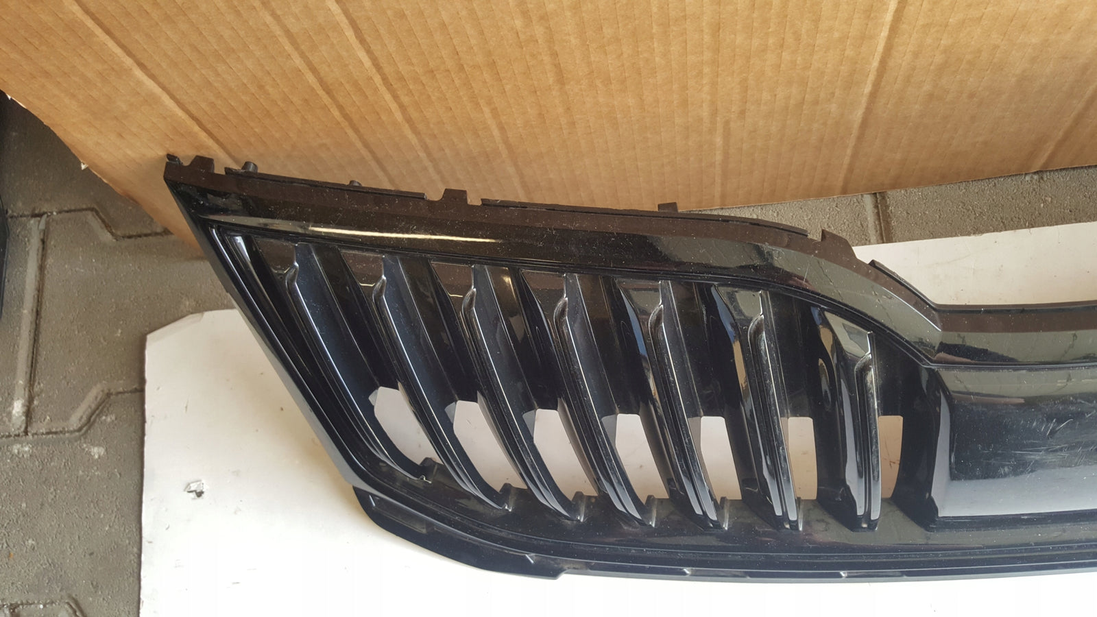 Skoda OE 5E0853653C atrapa grill Octavia III