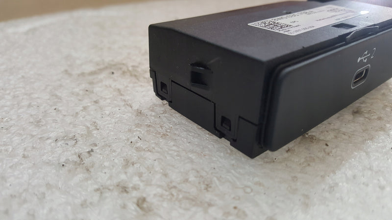 Gniazdo port USB AUDI A4 (B9) A5 Q5 RS4 RS5 8W0035708A demontaż