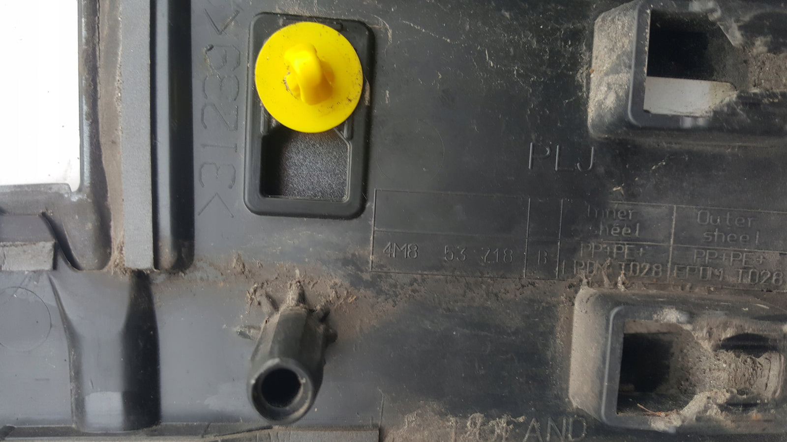 LISTWA BŁOTNIKA PRAWA PRZEDNIA AUDI Q8 4M853718B