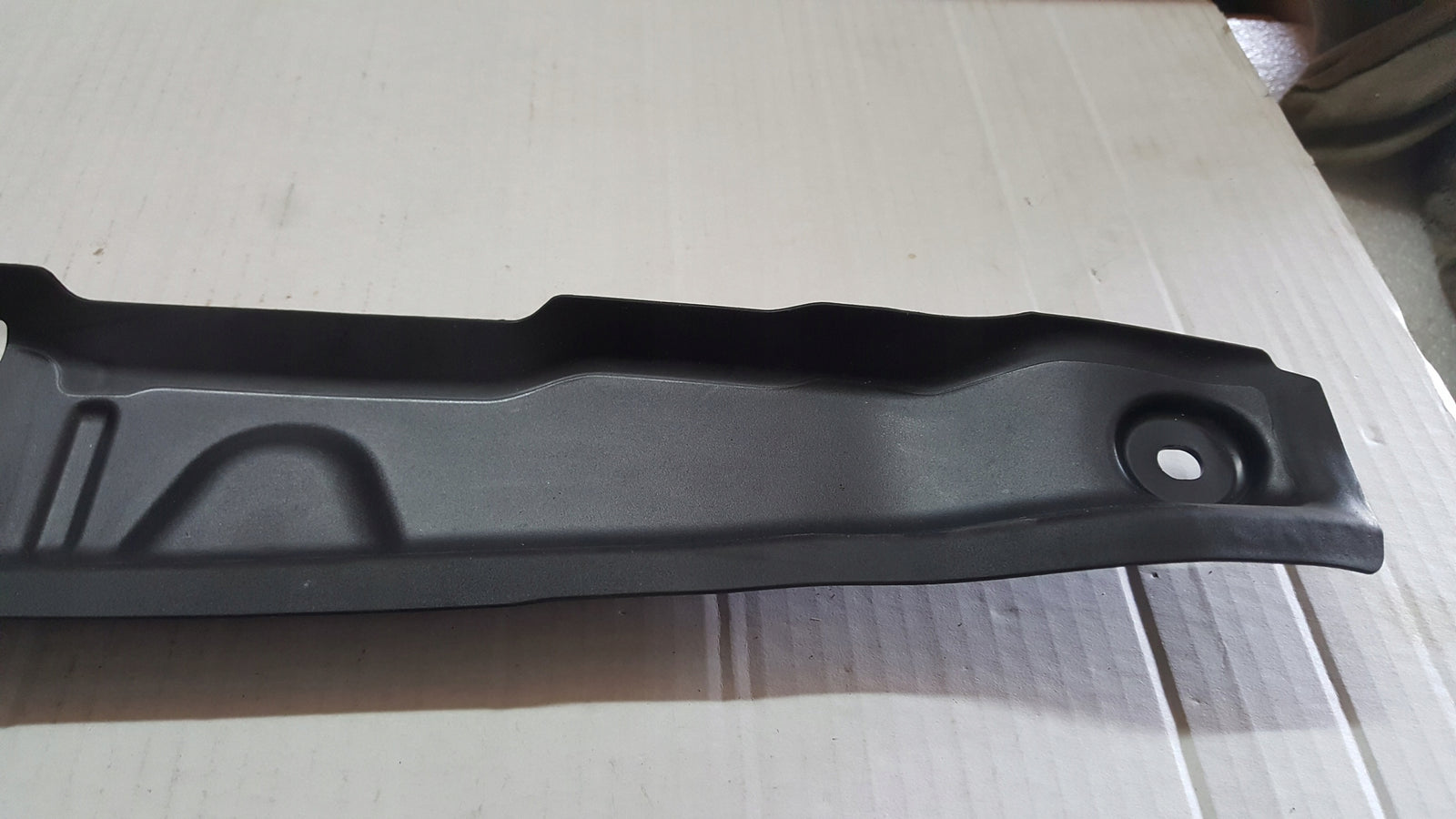 NOWA ORYGINALNA osłona błotnika prawy przód AUDI A6 (C8) 4K0821112