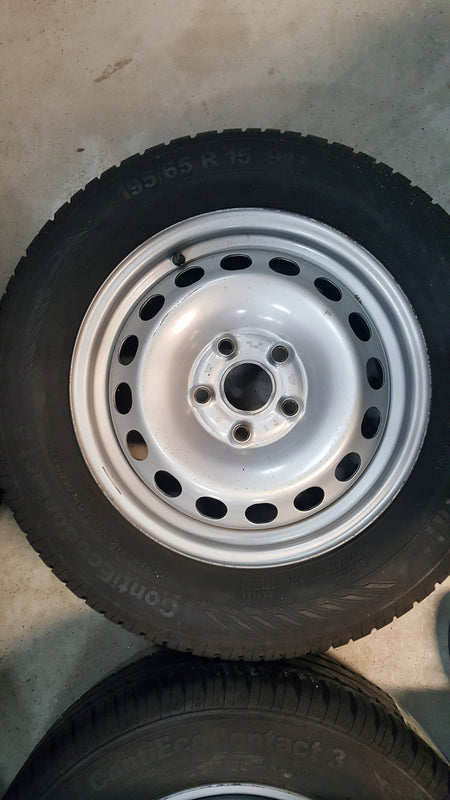 4 FELGI STAL VW Caddy 2K0601027B 6x15 5x112 ET47 195/65/15 91T lato Conti