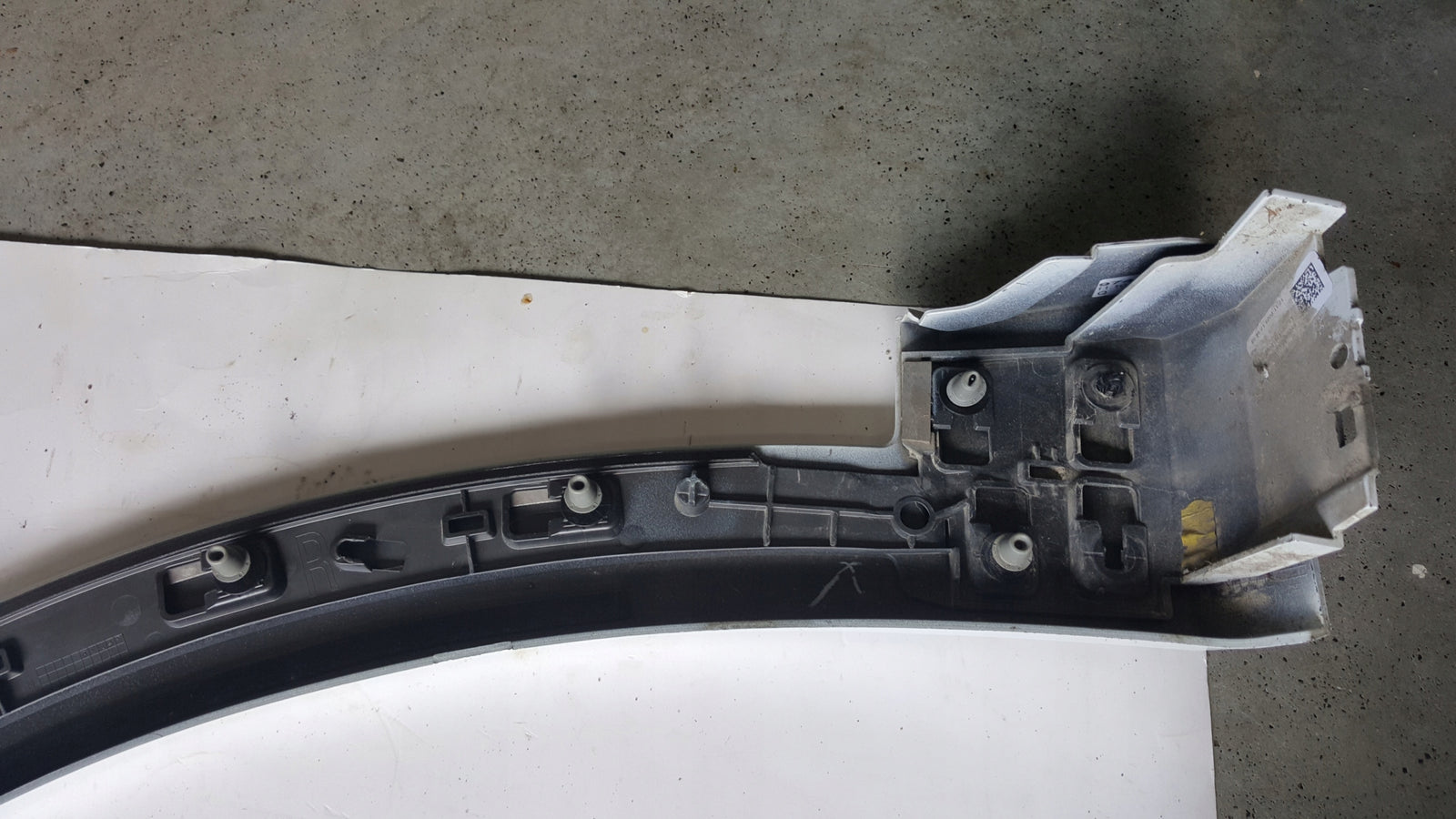 Listwa błotnika przedniego prawa strona AUDI E-TRON 4KE853718F demontaż