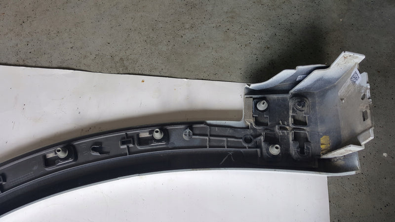 Listwa błotnika przedniego prawa strona AUDI E-TRON 4KE853718F demontaż