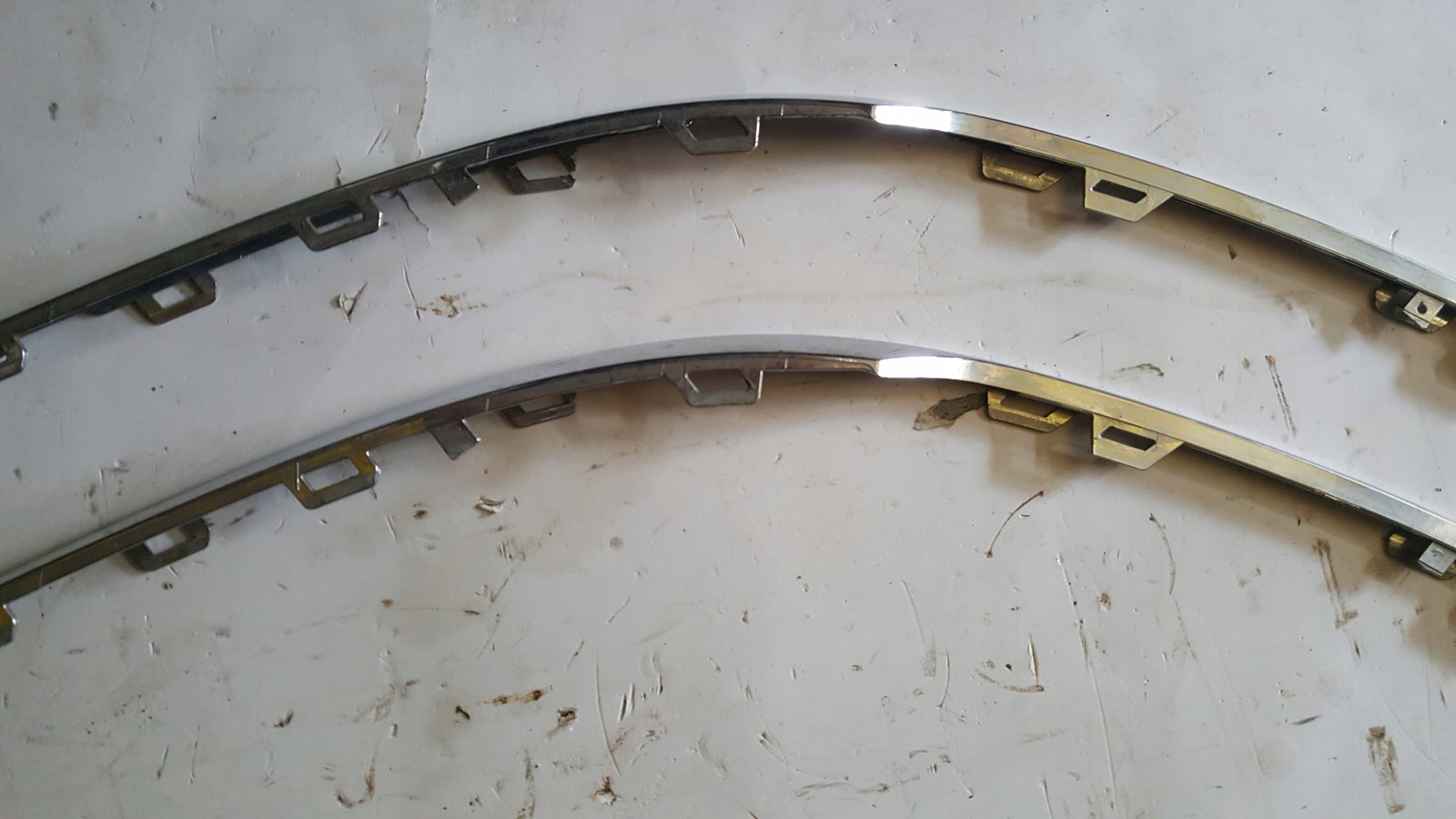 Listwa chrom zderzaka lewy tył VW PASSAT (B8) 3G0853841 demontaż