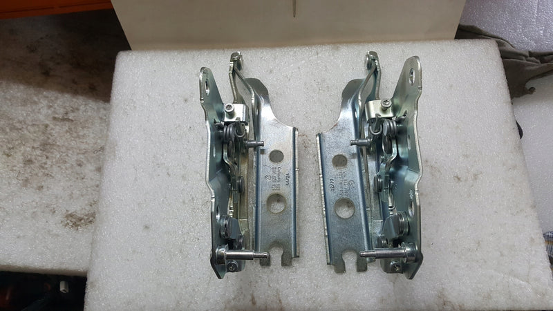 NOWE ORYGINALNE zawiasy maski L+P VW TOURAN 5TA823301D 5TA823302D