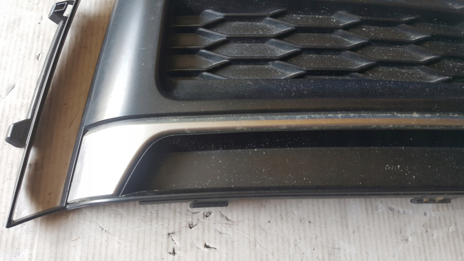 Kratka zderzaka PR przód AUDI A5 S-LINE 8W6807682F