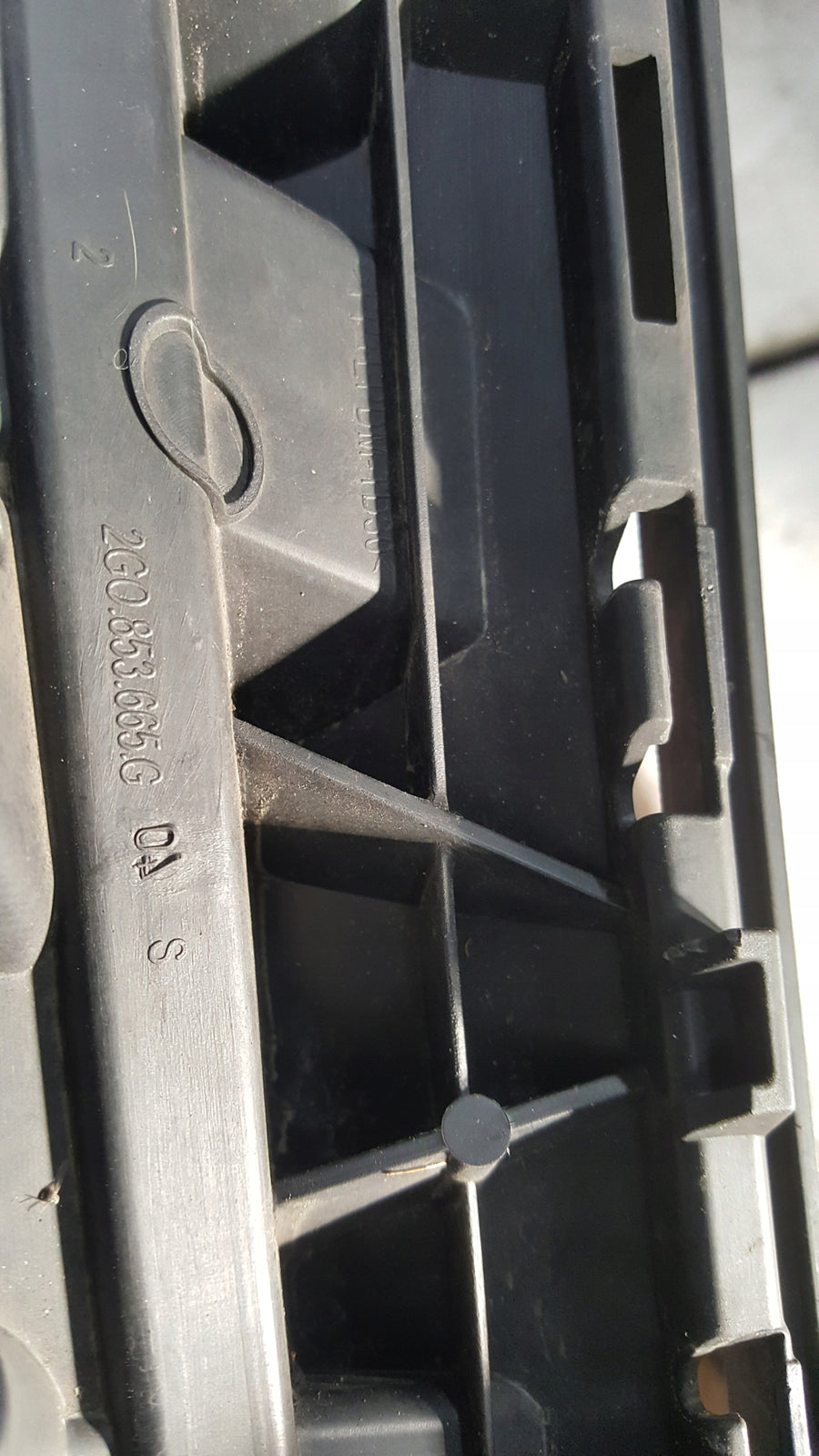 Kratka ramka halogenu lewa VW POLO 2G0853665G demontaż