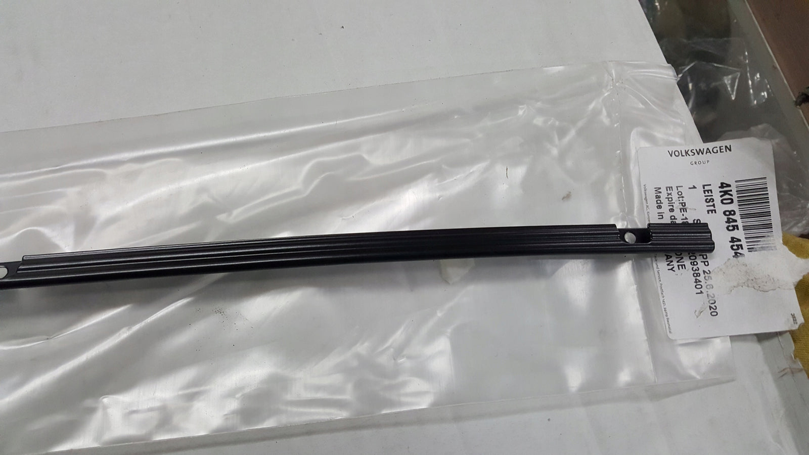 NOWA ORYGINALNA prawa listwa uszczelki szyby AUDI A6 (C8) RS6 4K0845454