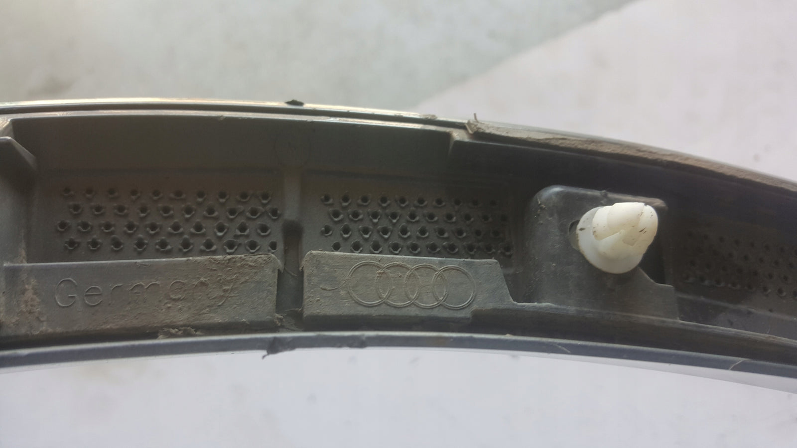 Listwa błotnika prawy przód AUDI Q7 4M0853718K demontaż