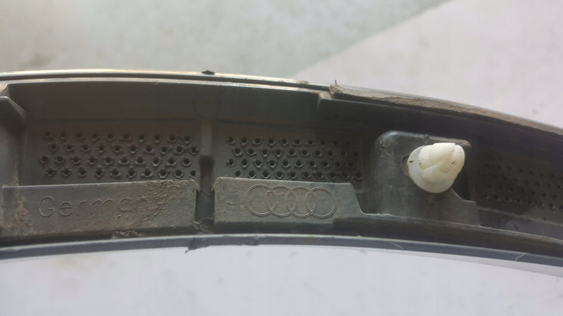 Listwa błotnika prawy przód AUDI Q7 4M0853718K demontaż