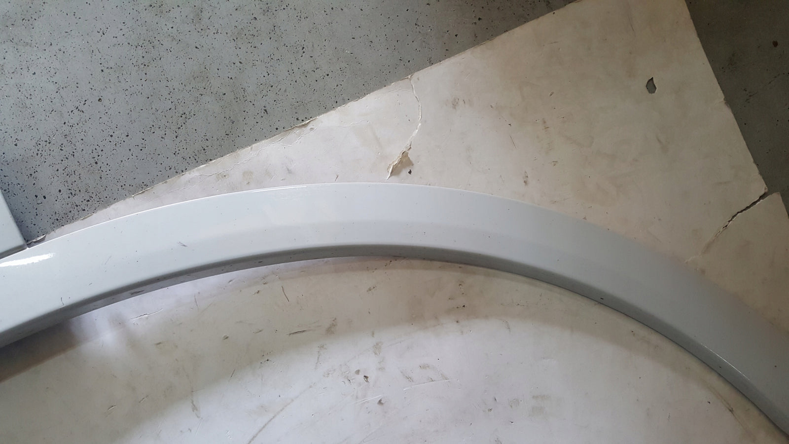 Listwa błotnika przedniego prawa strona AUDI Q5 80A853718F demontaż