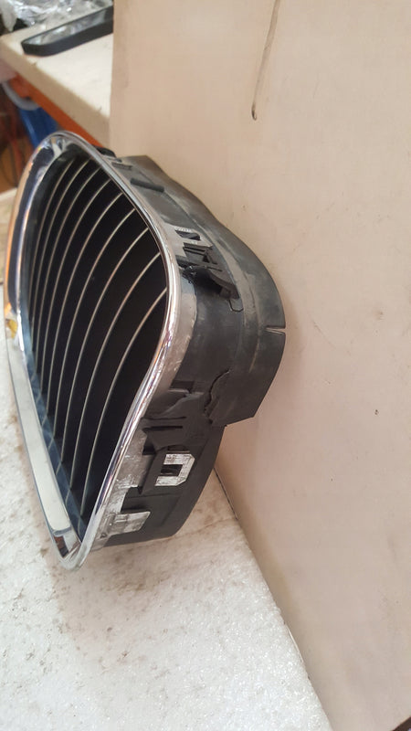 BMW E39 NERKA GRILL ATRAPA PRAWA 8159312