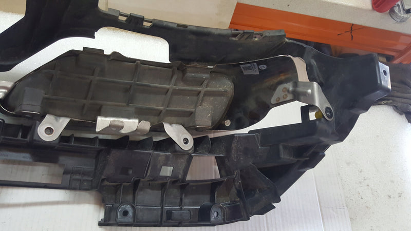 Prawa końcówka wydechu + uchwyt AUDI A4 (B9) 8W0253826Q 8W0807348G demontaż