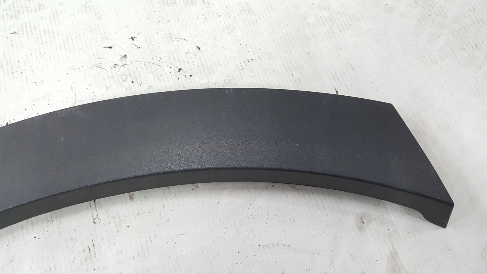 Listwa błotnika prawy tył AUDI E-TRON 4KE853818