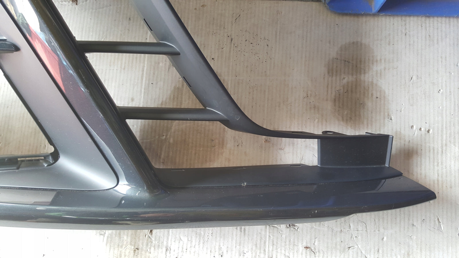 Kratka zderzaka przedniego prawa strona AUDI A8 (D5) 4N0807682 demontaż