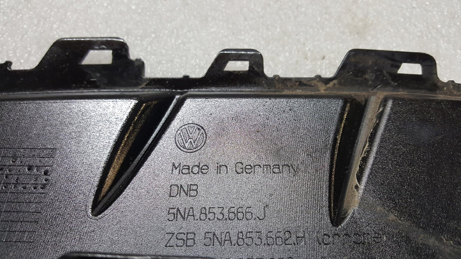 Kratka zderzaka prawy przód VW TIGUAN R-LINE 5NA853666J demontaż