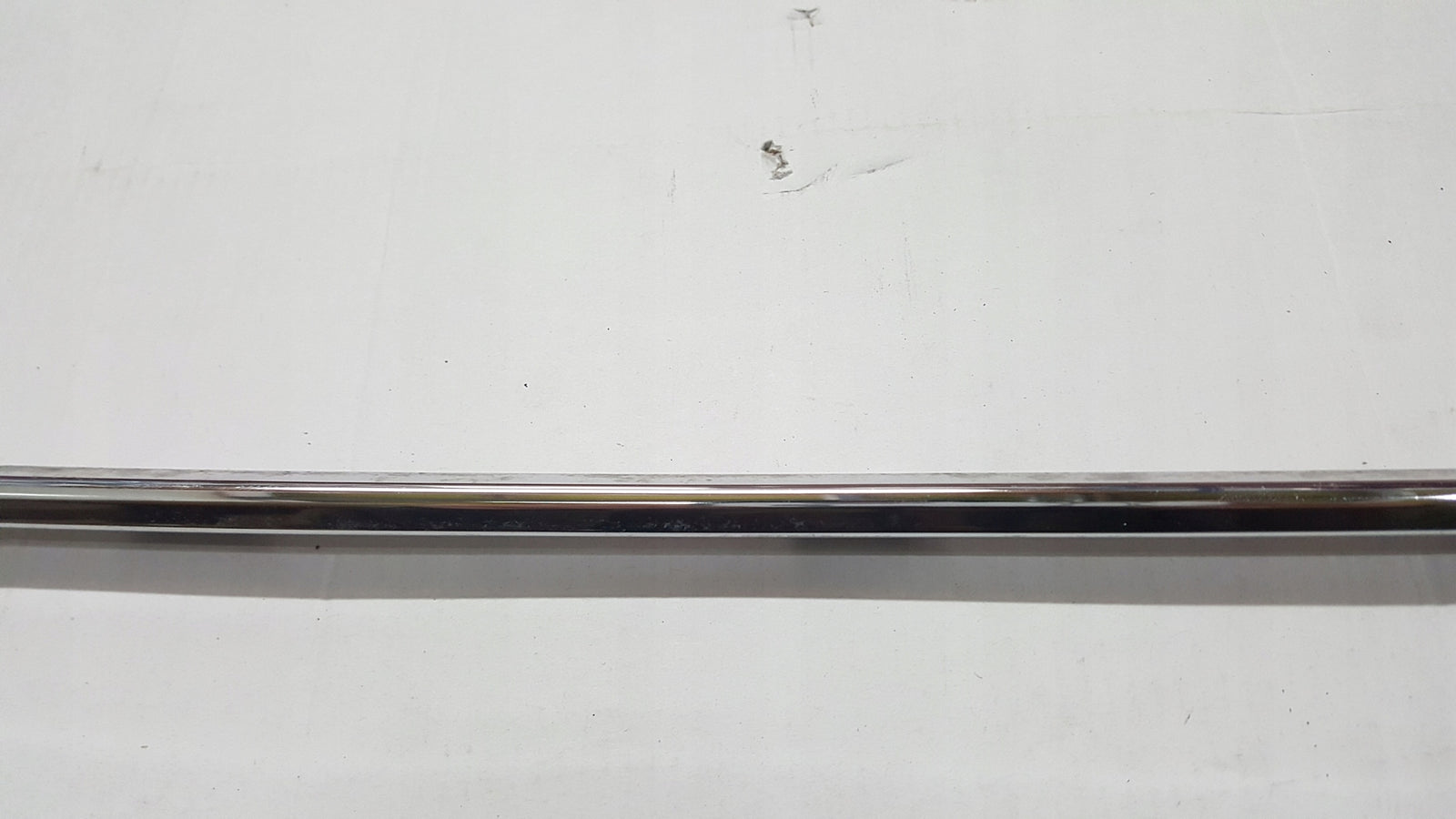 Listwa chrom zderzaka tylnego VW GOLF VII GOLF SPORTSVAN 5G6853333 demontaż