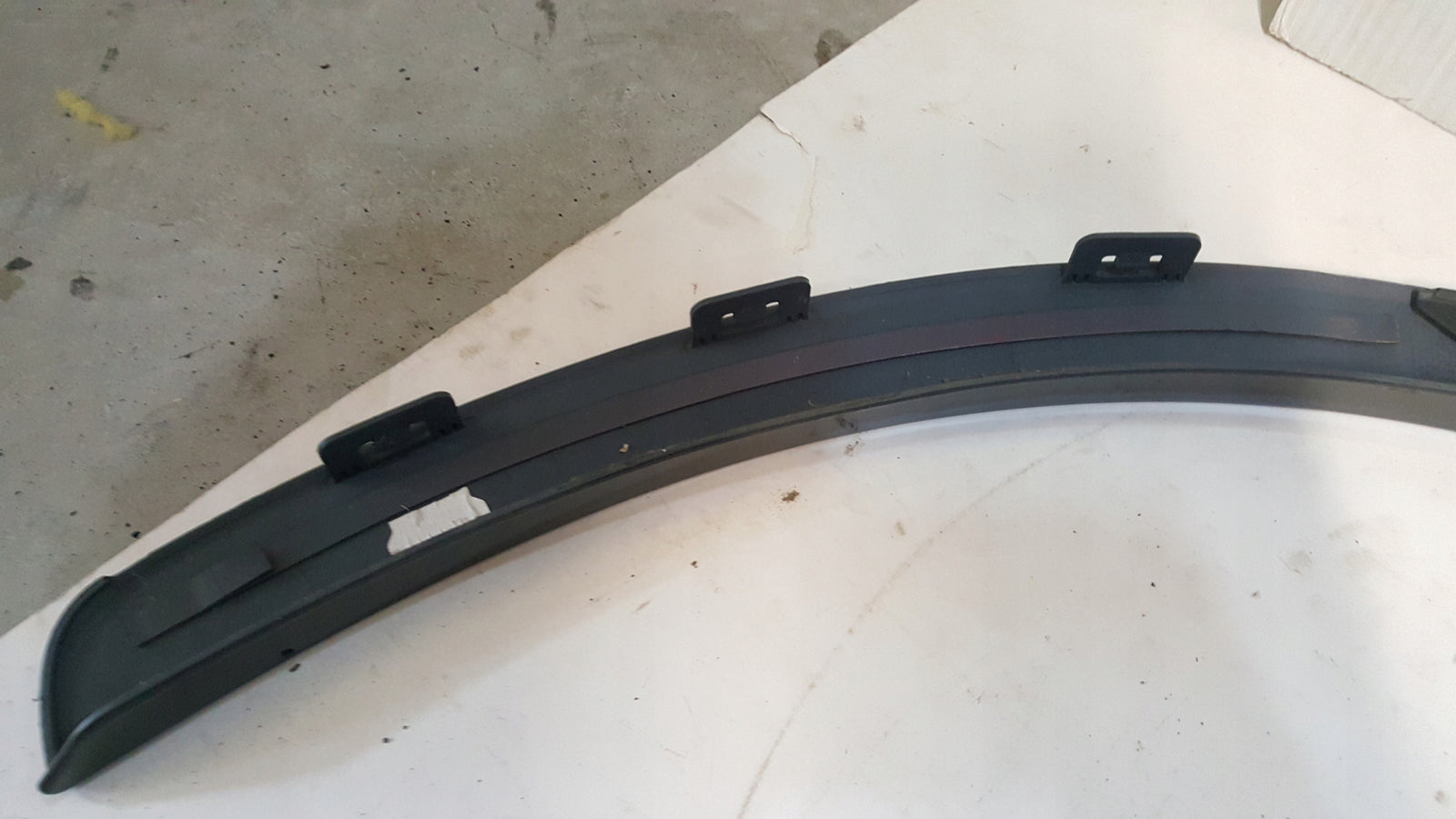 Listwa błotnika prawy przód AUDI Q3 8U0853718A demontaż