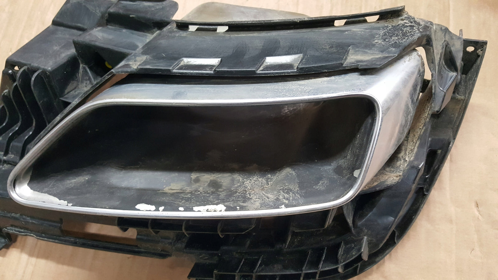 KOŃCÓWKA WYDECHU LEWA UCHWYT AUDI A4 B9 S-LINE - 8W0253825M 8W0807347F