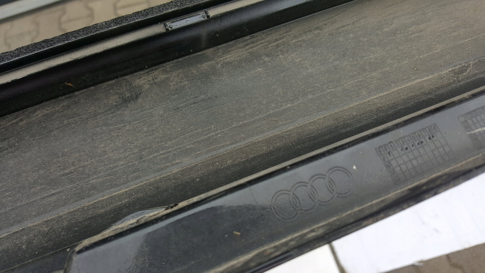 Listwa progowa prawa strona AUDI A6 (C8) S-LINE 4K0853856A demontaż