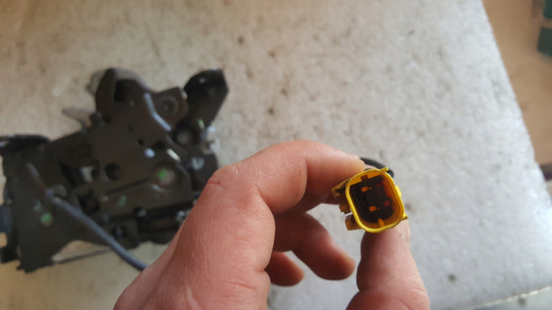 Zamek maski lewy prawy BMW 2 F45 7242550 7242551