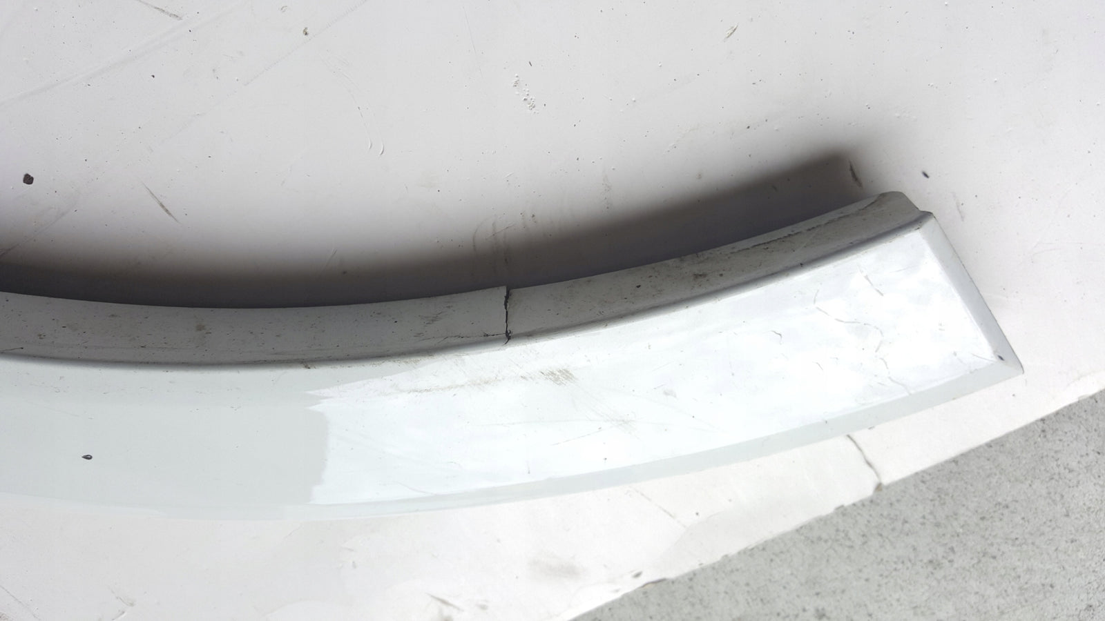 Listwa błotnika prawy tył AUDI Q3 83A853818B demontaż