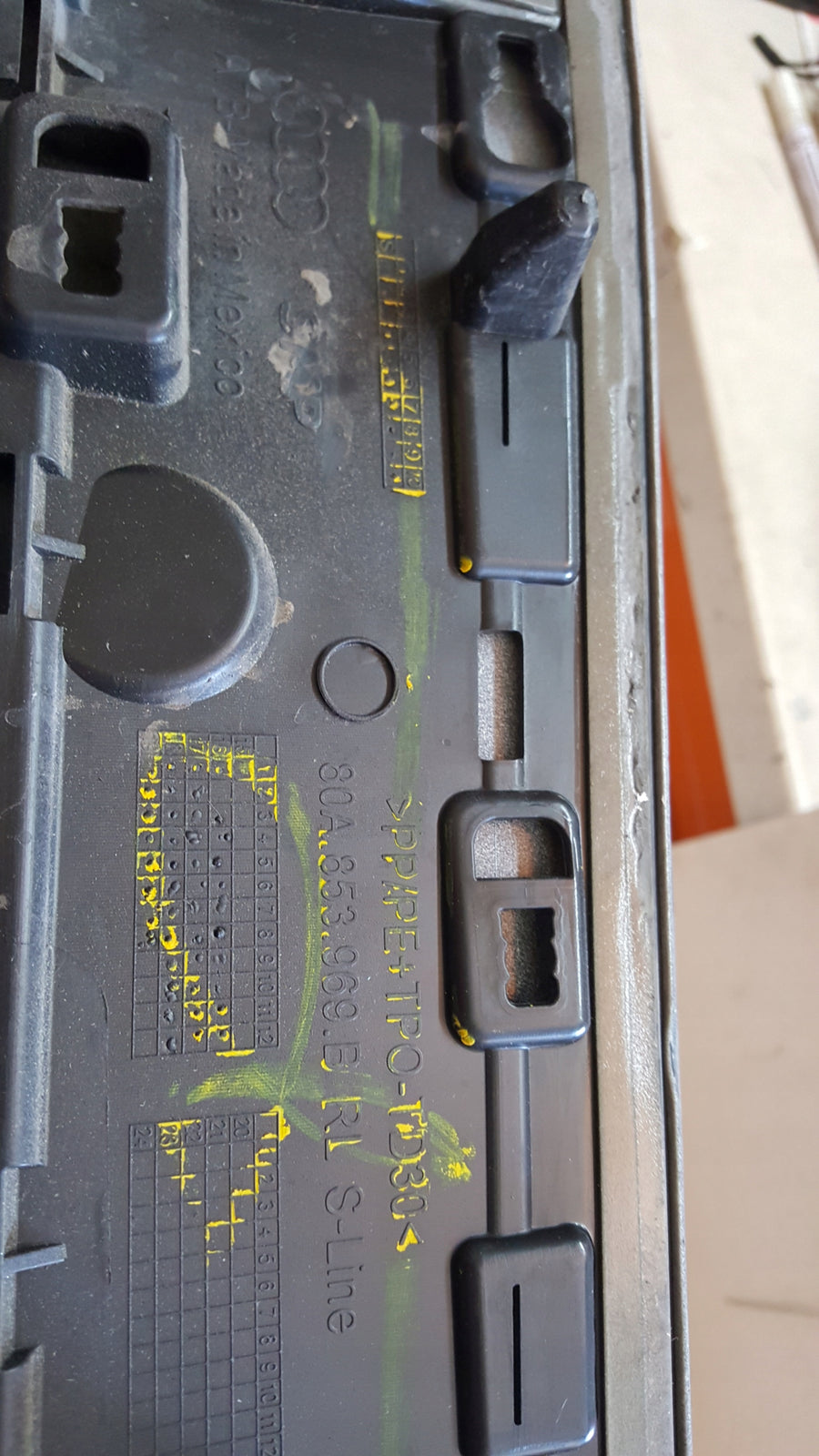 Listwa drzwi lewy tył AUDI Q5 80A853969B demontaż