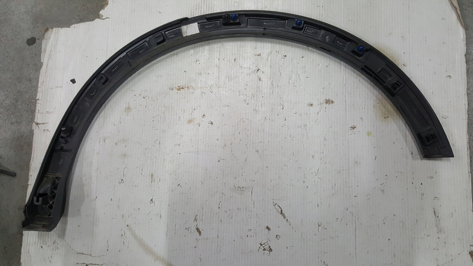 Listwa błotnika prawy tył AUDI Q3 83A853818B demontaż