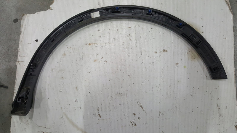 Listwa błotnika prawy tył AUDI Q3 83A853818B demontaż