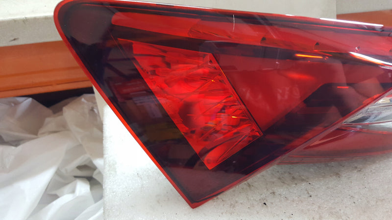 Tylna lewa lampa LED w błotnik SKODA KODIAQ 565945207B demontaż