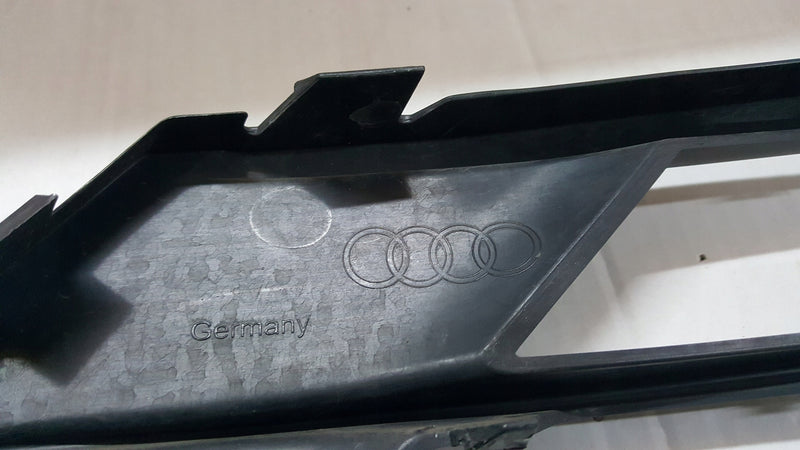 Kratka zderzaka prawy przód AUDI Q2 81A807682J demontaż