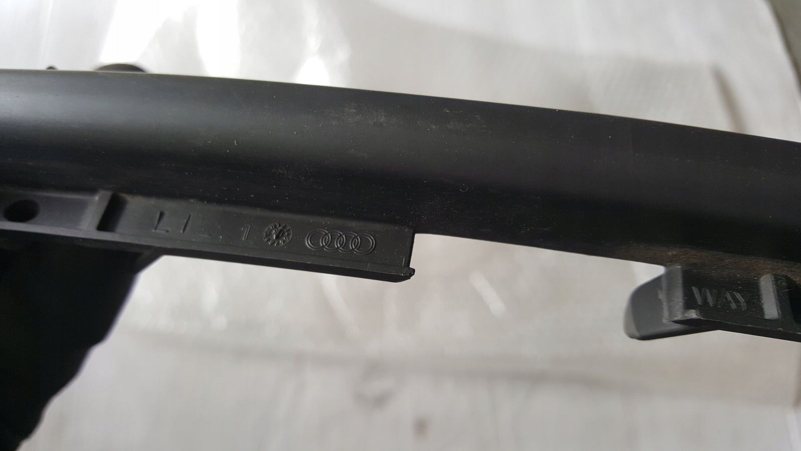 Ramka kratka zderzaka LE przód AUDI R8 420807941