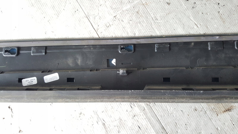 Listwa drzwi prawy przód AUDI Q5 S-LINE 80A853960B demontaż
