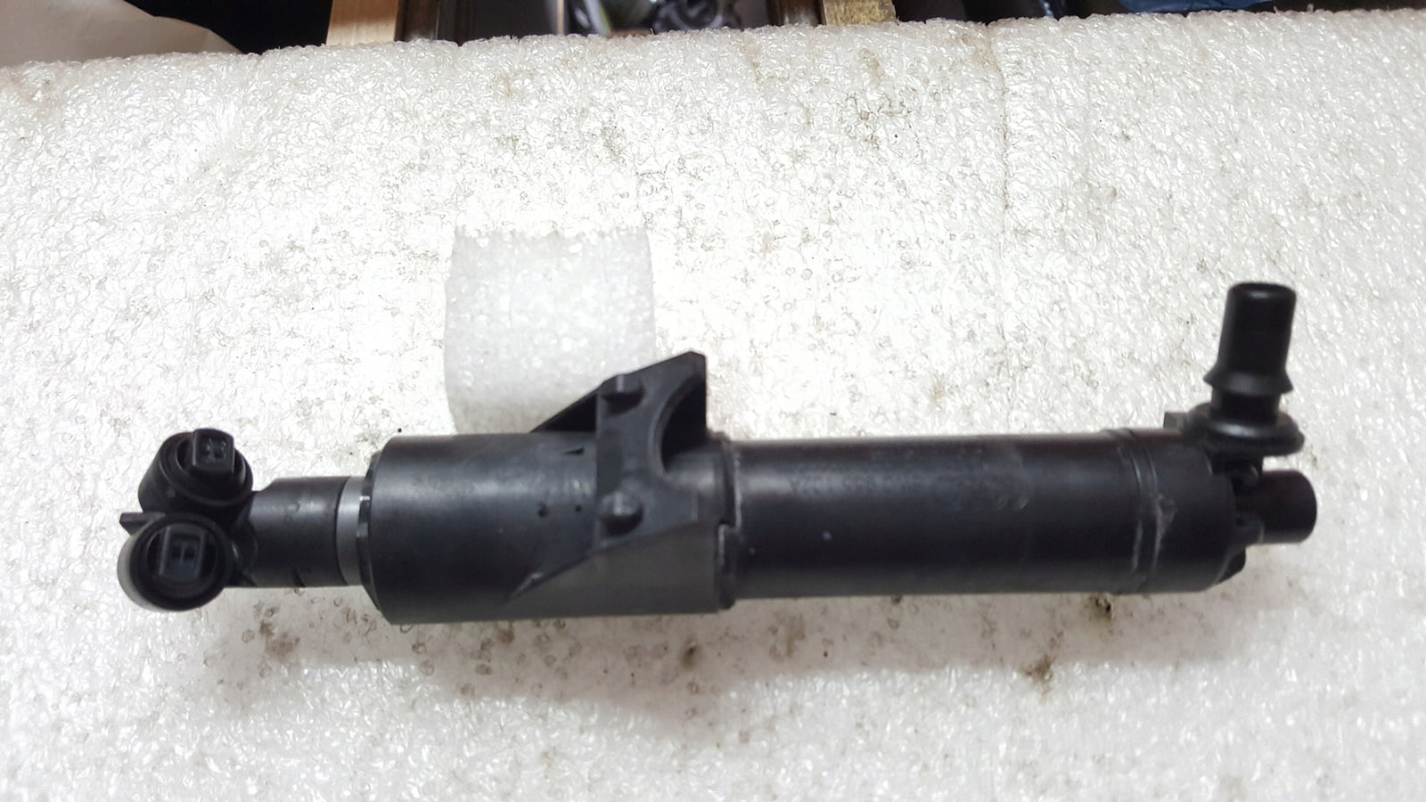 Prawy spryskiwacz reflektora AUDI A4 (B9) 8W0955102A demontaż