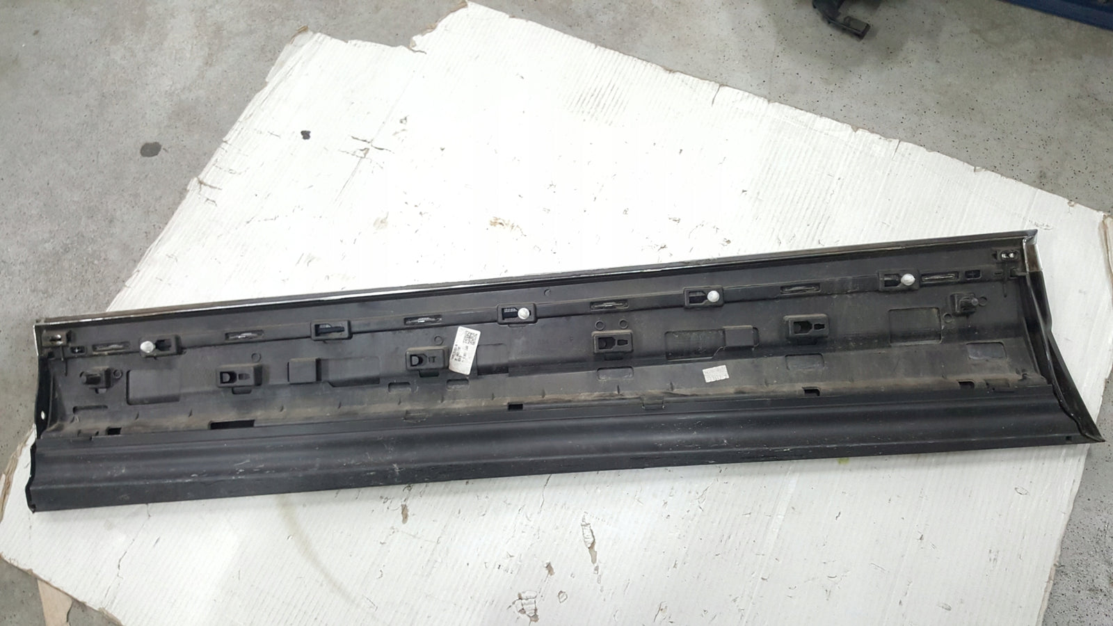 Listwa drzwi prawy przód VW TOUAREG III 760854940E demontaż