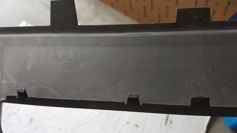Dokładka spoiler zderzaka przód AUDI Q8 4M8807733A