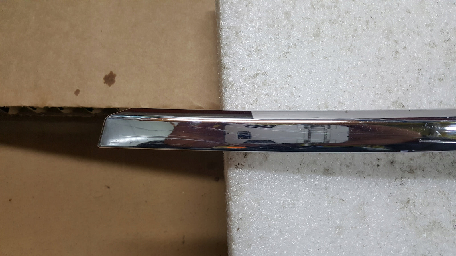 AUDI A6 C6 LIFT 08- OZDOBNA LISTWA CHROM ZDERZAKA PRZÓD LEWA 4F0853065