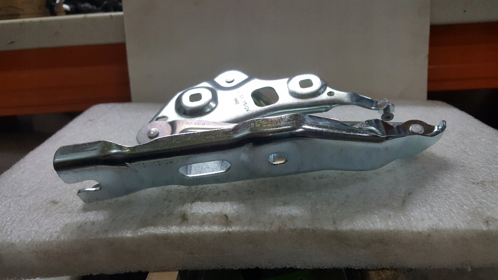 NOWY ORYGINALNY lewy zawias maski SKODA OCTAVIA 5E3823301