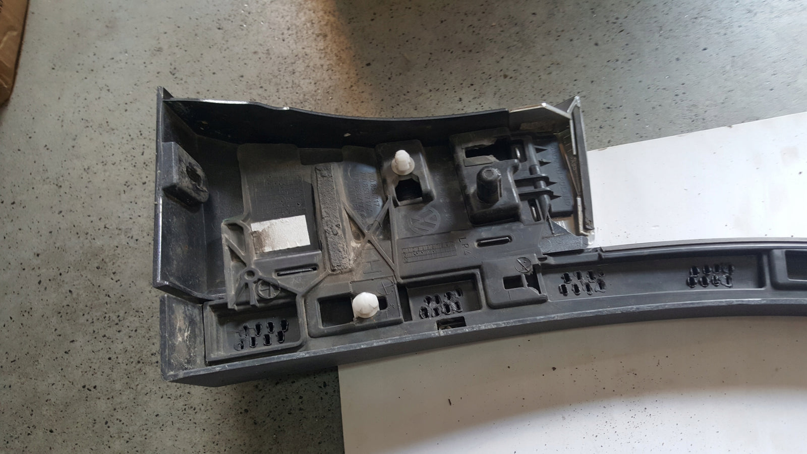 Listwa błotnika lewy przód VW TOUAREG 3 760853717 demontaż