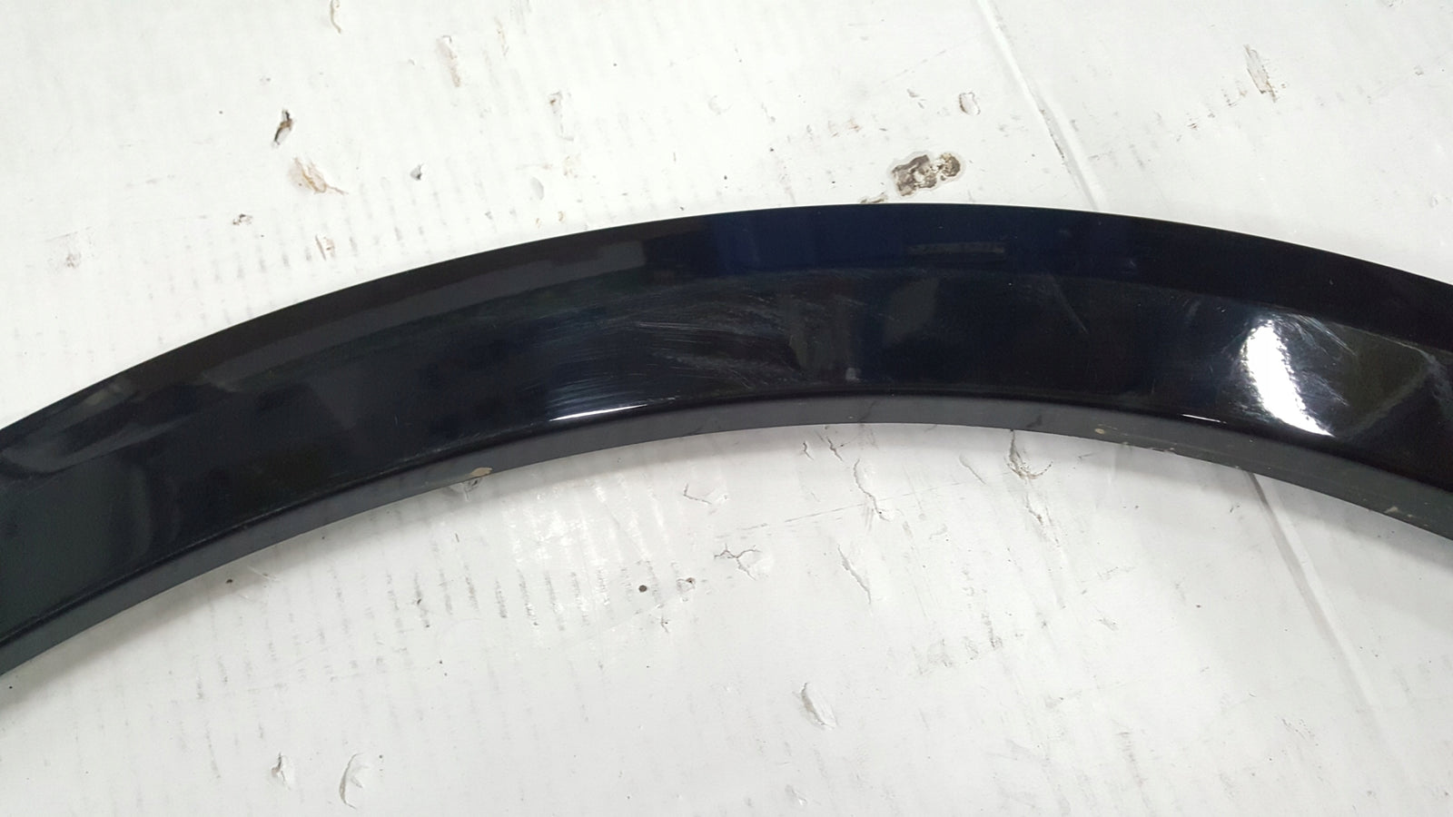 Listwa błotnika prawy tył AUDI Q2 81A853818A