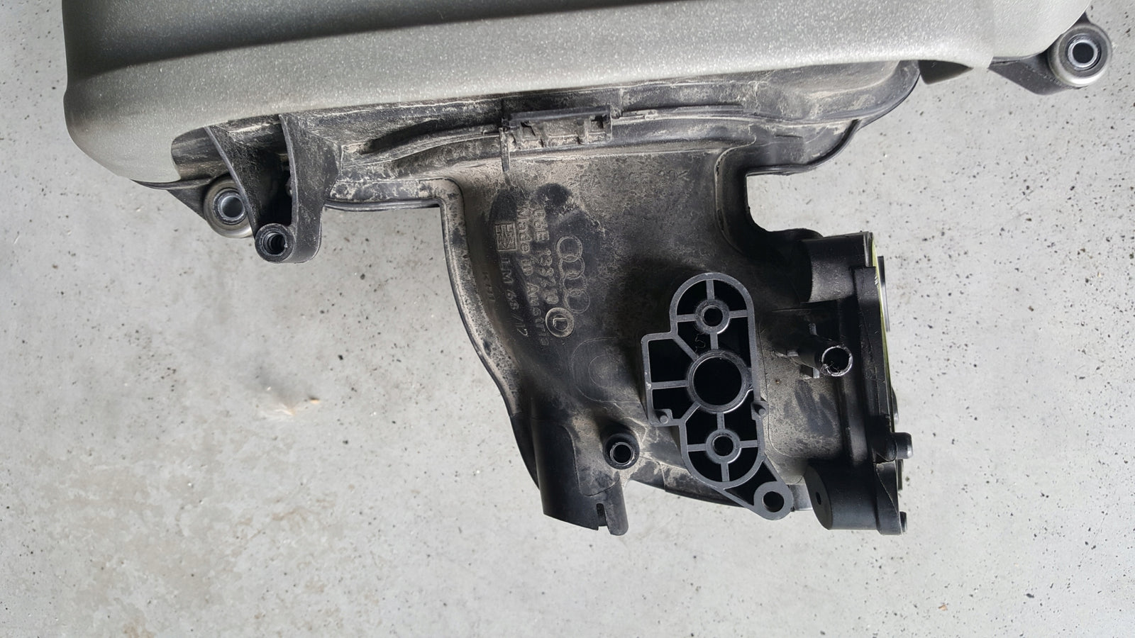 kolektor ssący Audi Vw 3.2 FSI 2.8 06E133210L