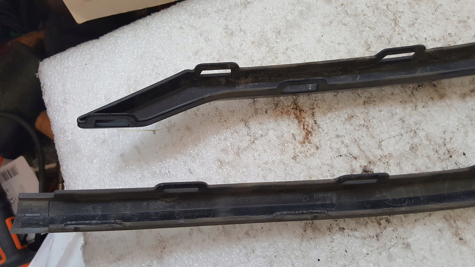 Listwa atrapa zderzaka tylnego prawa strona AUDI Q7 4M0853332 demontaż