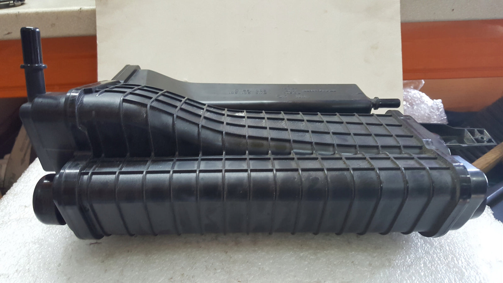 Filtr węglowy VW AUDI SEAT SKODA 5WA201801 demontaż