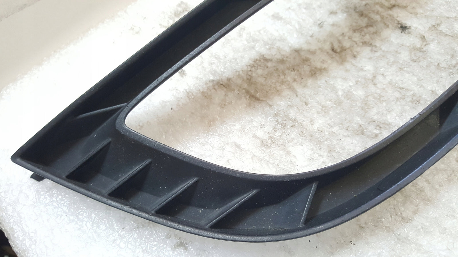 Ramka halogenu lewy przód SKODA SUPERB 3T0807681