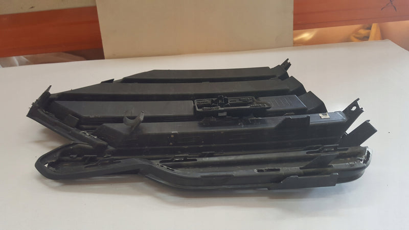 Kratka zderzaka prawy przód VW TOUAREG III 760853666C demontaż