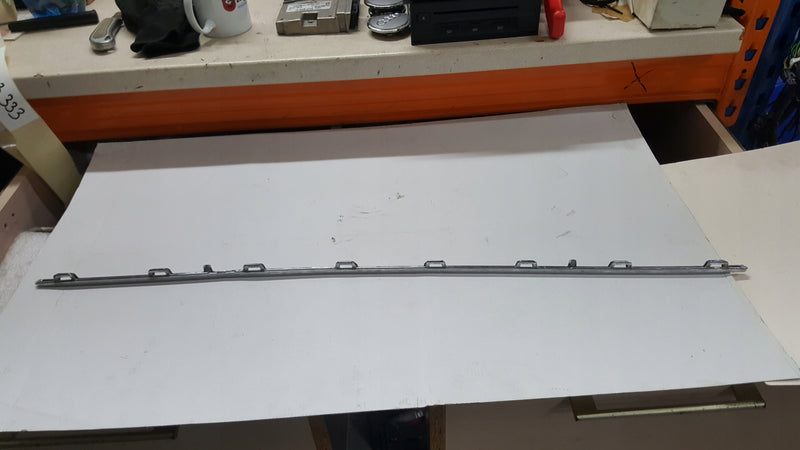 Listwa chrom zderzaka tylnego VW GOLF VII GOLF SPORTSVAN 5G6853333 demontaż