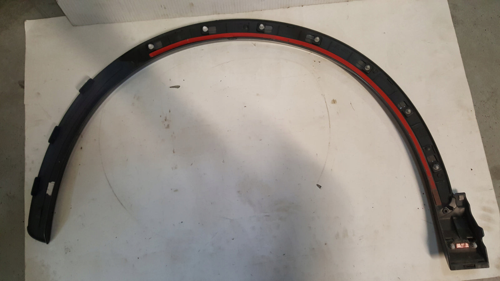 Listwa błotnika prawy przód AUDI Q3 8U0853718A demontaż