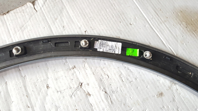 Listwa błotnika prawy przód AUDI Q4 e-tron 89A853718C demontaż