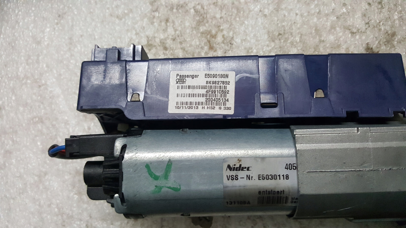 Siłownik klapy bagażnika prawa strona AUDI A4 (B8) RS4 8K9827852A demontaż