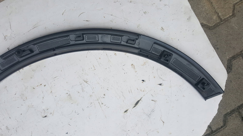 Listwa błotnika prawy tył AUDI Q3 83A853818B demontaż